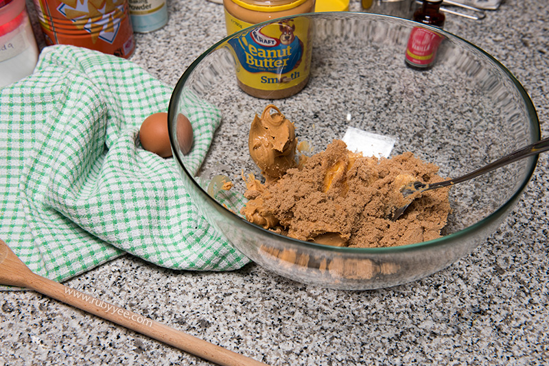 Peanut Butter Cupcakes | www.rubyyee.com