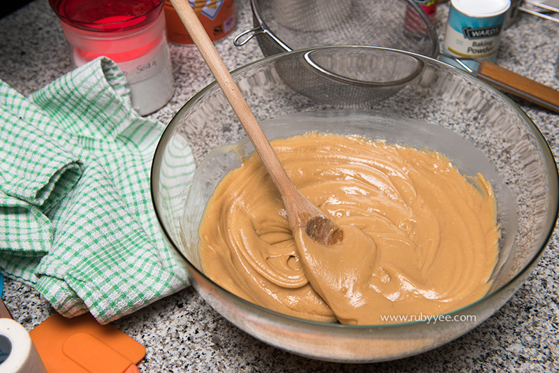 Peanut Butter Cupcakes | www.rubyyee.com